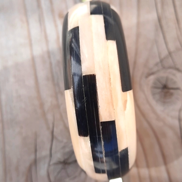 CHUNKY BLACK AND WHITE BANGEL - Picture 6 of 7